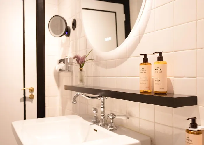 Hotel Plaza - Handwritten Collection